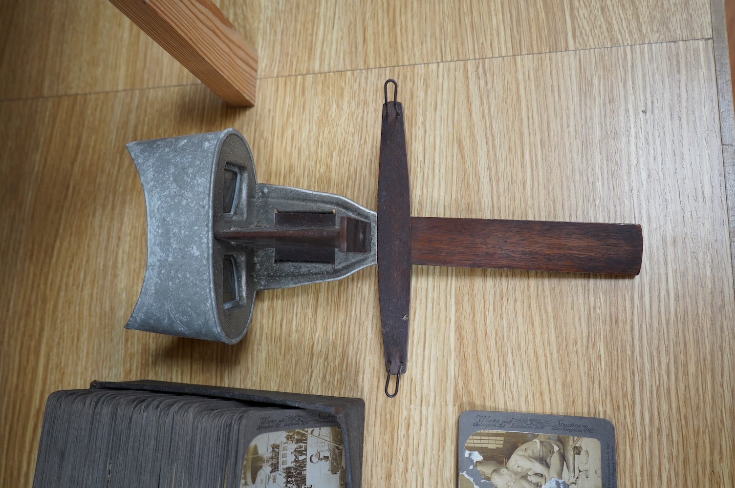 A hand held stereoscopic viewer with a selection of cards of Japanese scenes. Condition - fair.